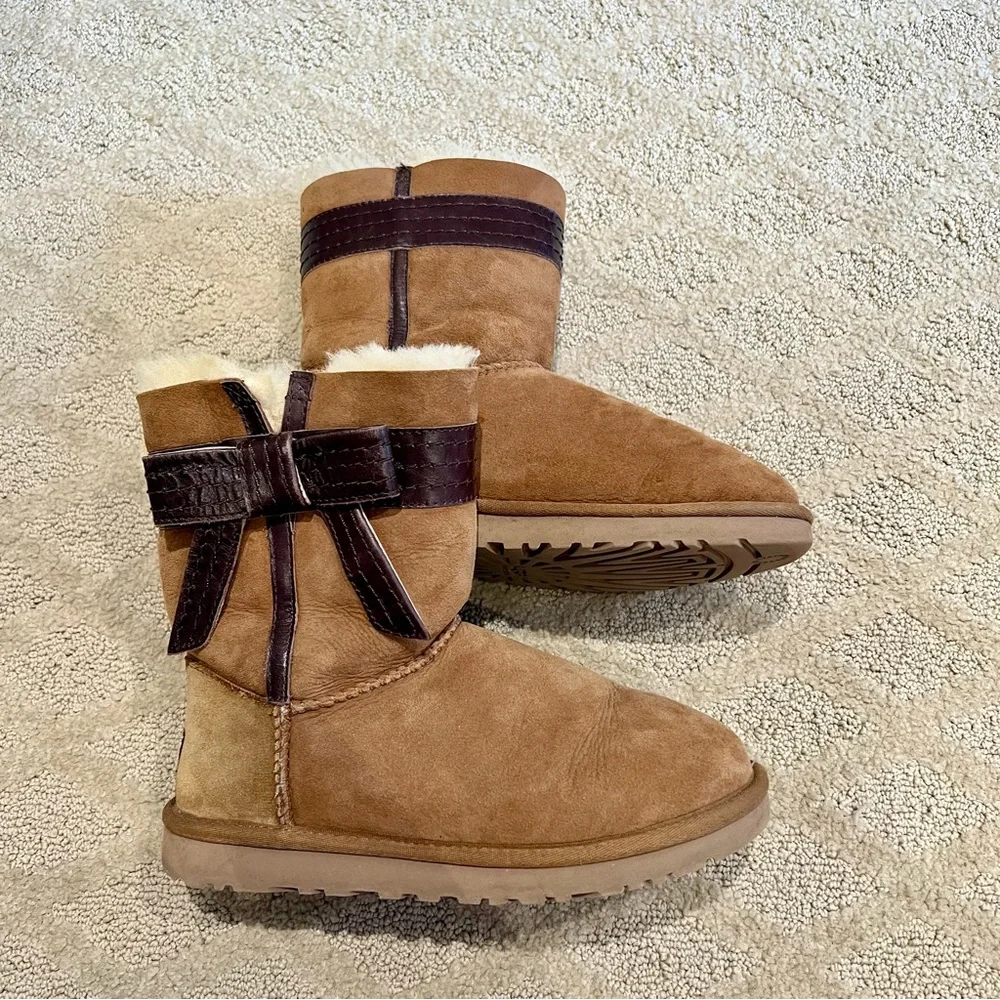 EUC UGG Josette Leather Bow Ankle Sheepskin Suede Boots Booties - Picture 4 of 15